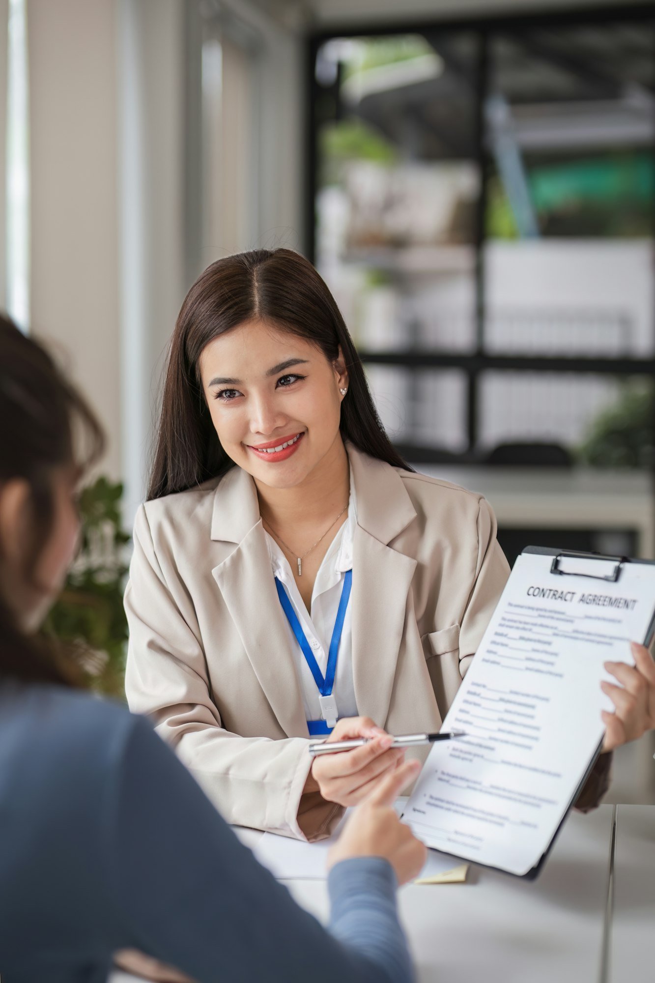 Insurance dealers are making offers to customers who want to buy insurance.